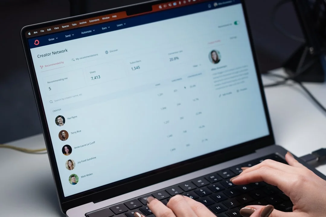 Vue rapprochée d’une page de carnet sur laquelle Social Media Marketing est écrit à la main.